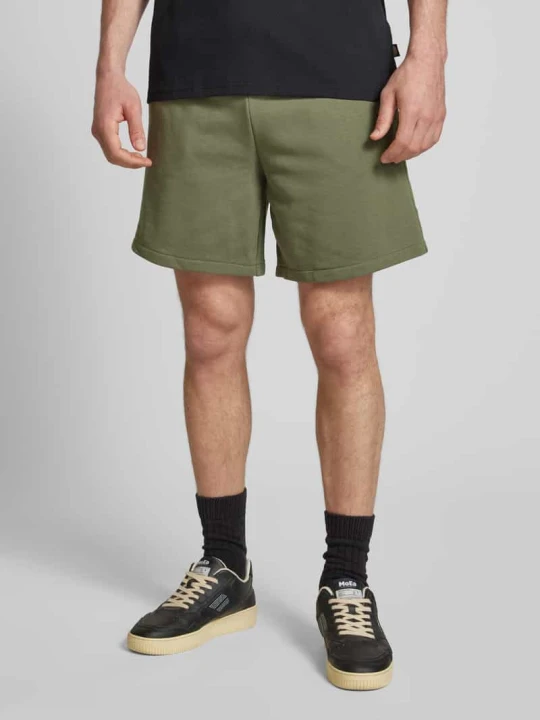 Zdjęcie produktu Szorty z dzianiny dresowej o kroju relaxed fit z naszywką z logo model ‘Sustainable’ Champion Oliwkowy