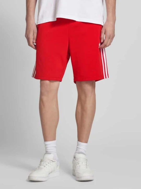 Zdjęcie produktu Szorty z dzianiny dresowej z wyhaftowanym logo model ‘BIRD’ adidas Originals Jasnoczerwony