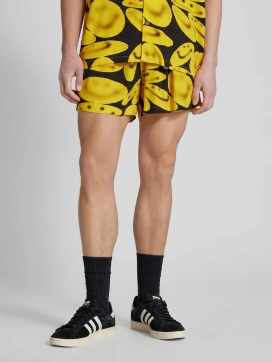Zdjęcie produktu Szorty z dzianiny dresowej ze wzorem na całej powierzchni model ‘SMILEY’ MARKET Czarny