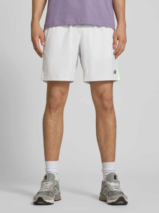 Zdjęcie produktu szorty z elastycznym pasem i logo New Balance Jasnoszary