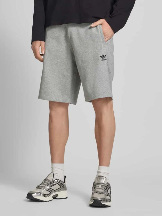 Zdjęcie produktu Szorty z elastycznym pasem i wyhaftowanym logo adidas Originals Jasnoszary melanż