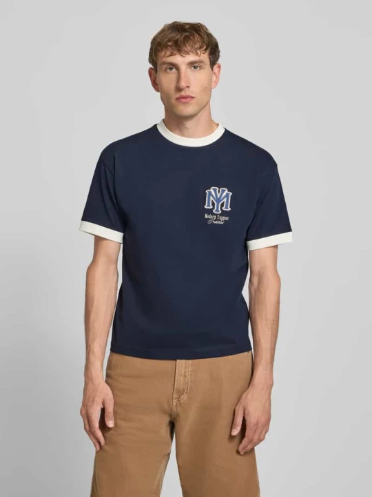 Zdjęcie produktu t-shirt o kroju slim fit z wyhaftowanym motywem PROHIBITED Ciemnoniebieski