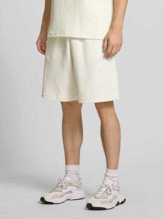 Zdjęcie produktu Szorty z fakturowanym wzorem i wyhaftowanym logo Adidas Złamany biały