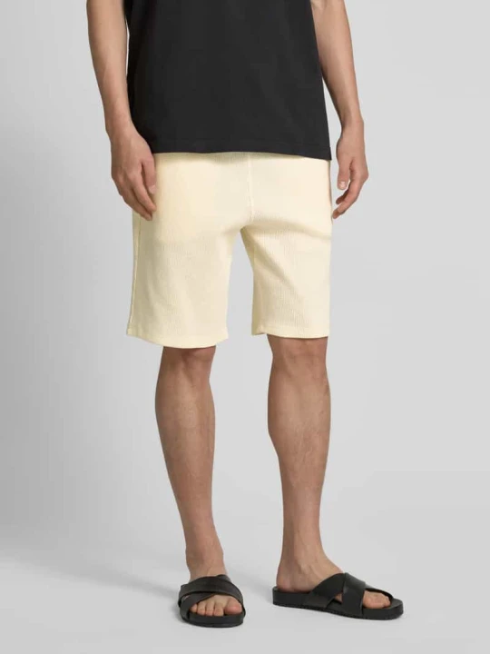 Zdjęcie produktu Szorty z fakturowanym wzorem model ‘ULFO’ Casual Friday Złamany biały