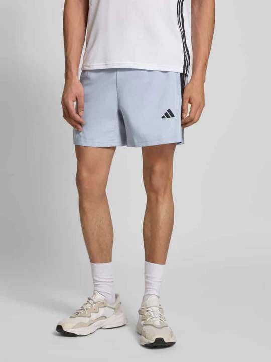 Zdjęcie produktu Szorty z nadrukiem z logo i kieszeniami zapinanymi na zamek błyskawiczny Adidas Średnioszary
