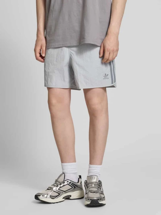 Zdjęcie produktu Szorty z wyhaftowanym logo adidas Originals Średnioszary