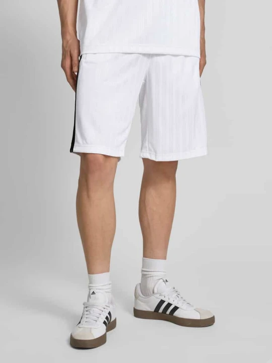 Zdjęcie produktu Szorty z wyhaftowanym logo i wpuszczanymi kieszeniami adidas Originals Biały