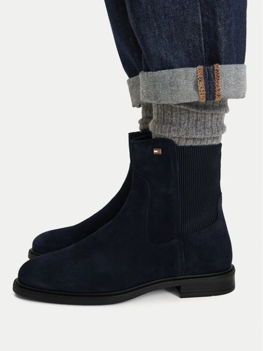 Zdjęcie produktu Sztyblety Tommy Hilfiger Enamel Flag Suede Ankle Chelsea FW0FW09575 Granatowy