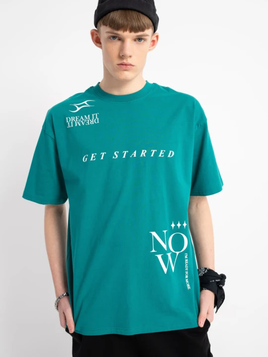 Zdjęcie produktu T-shirt chłopięcy oversize w kolorze morskim z kontrastową grafiką Reporter
