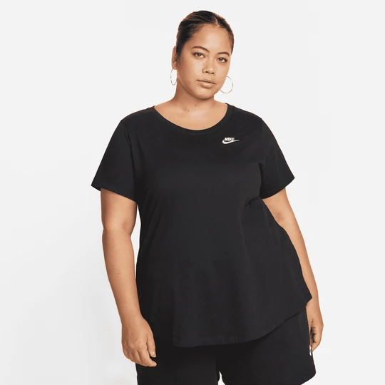 Zdjęcie produktu T-shirt damski Nike Club Essentials (duże rozmiary) - Czerń