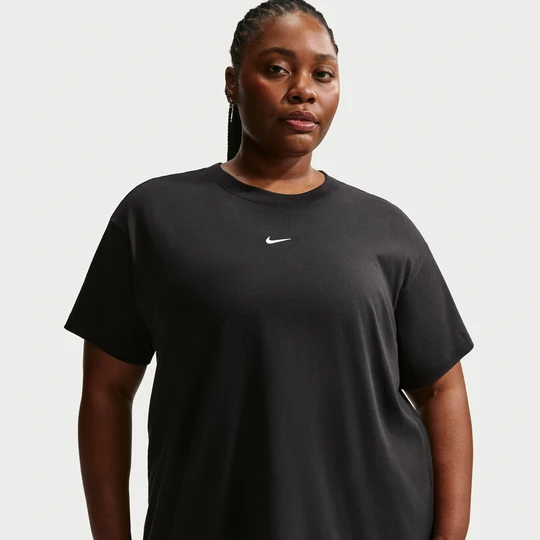 Zdjęcie produktu T-shirt damski o kroju oversize z krótkim rękawem Nike Classic (duże rozmiary) - Czerń