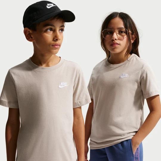 Zdjęcie produktu T-shirt dla dużych dzieci Nike - Brązowy