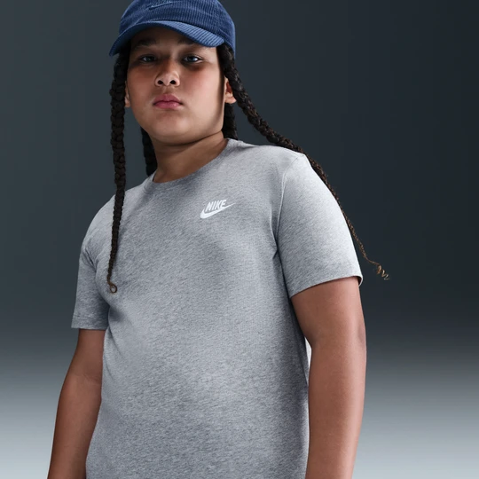 Zdjęcie produktu T-shirt dla dużych dzieci Nike (szersze rozmiary) - Szary