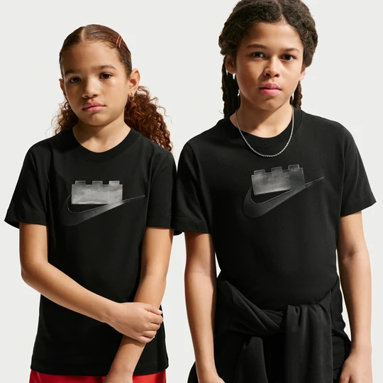 Zdjęcie produktu T-shirt dla dużych dzieci z kolekcji Nike x LEGO® - Czerń