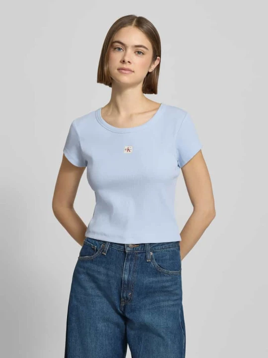 Zdjęcie produktu T-shirt o krótkim kroju z detalem z logo Calvin Klein Jeans Jasnoniebieski