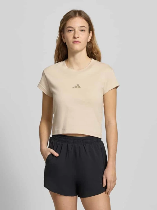 Zdjęcie produktu T-shirt o krótkim kroju z nadrukiem z logo Adidas Beżowy
