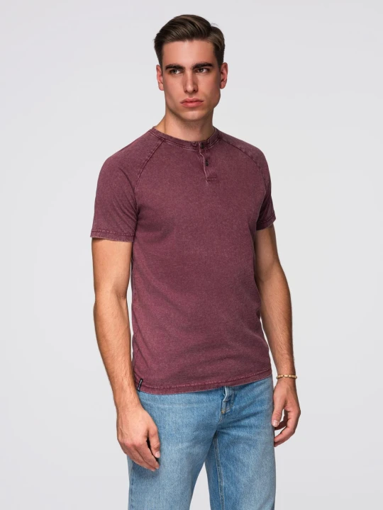 Zdjęcie produktu T-shirt męski z efektem sprania i guzikami przy dekolcie – burgundowy V3 Ombre Clothing bordowy