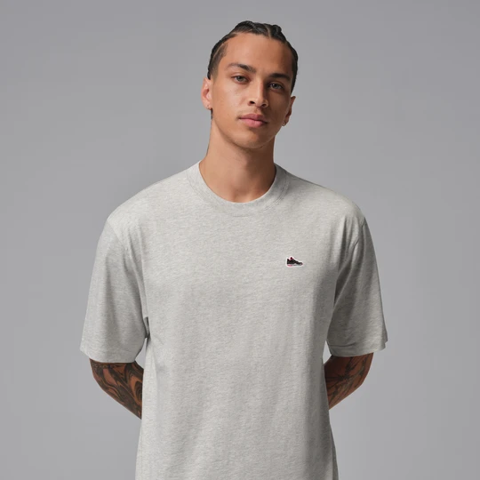 Zdjęcie produktu T-shirt męski z naszywką Sneaker Jordan - Szary
