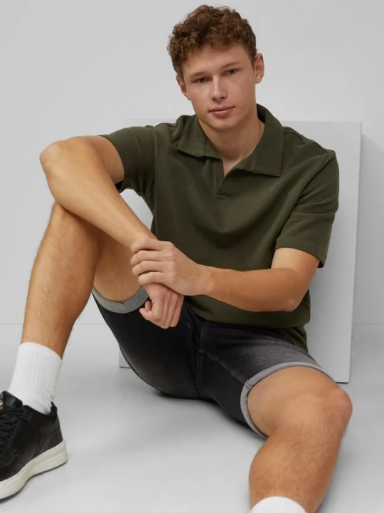 Zdjęcie produktu T-Shirt mit offenem Polokragen aus Strukturware QS oliwkowy