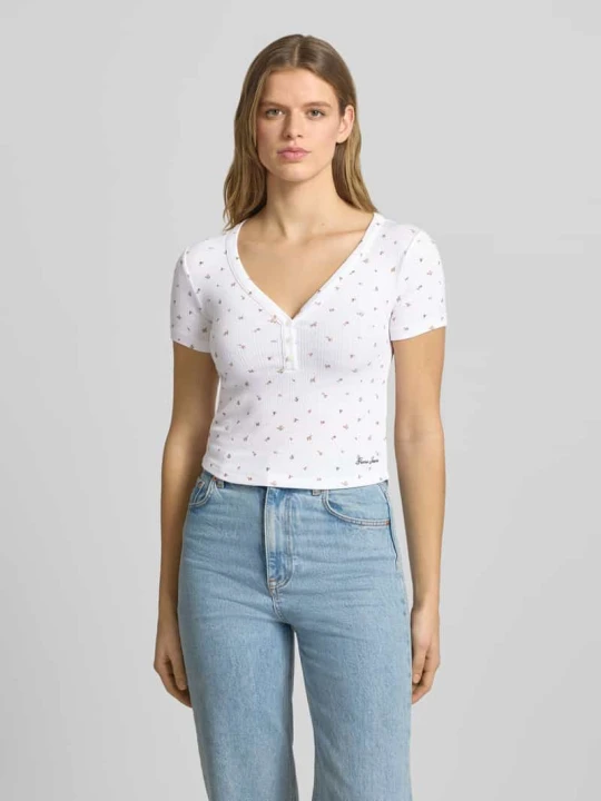 Zdjęcie produktu t-shirt o kroju krótkim z dekoltem w serek i listwą guzikową Guess Biały