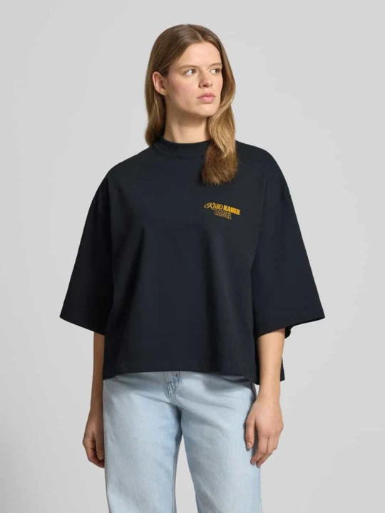 Zdjęcie produktu T-shirt o kroju krótkim z tylnym nadrukiem z napisem Karo Kauer Ciemnoniebieski
