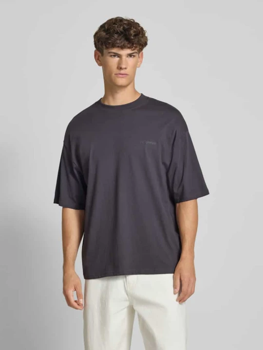 Zdjęcie produktu T-shirt o kroju oversized z dodatkiem bawełny ekologicznej REVIEW Antracytowy