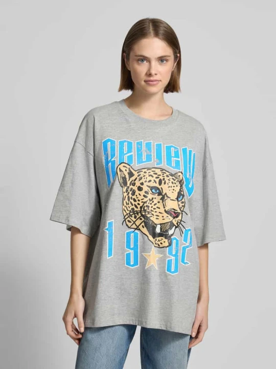 Zdjęcie produktu T-shirt o kroju oversized z dodatkiem wiskozy i nadrukiem z logo REVIEW Jasnoszary melanż