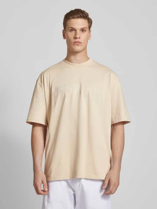 Zdjęcie produktu T-shirt o kroju oversized z nadrukiem z logo model ‘GILFORD’ Pegador Piaskowy