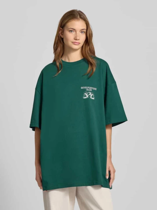 Zdjęcie produktu T-shirt o kroju oversized z nadrukiem z motywem i napisem Karo Kauer Ciemnozielony