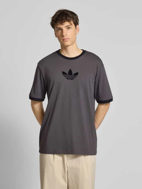 Zdjęcie produktu T-shirt o kroju oversized z prążkowanymi wykończeniami adidas Originals Antracytowy