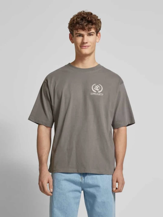 Zdjęcie produktu T-shirt o kroju oversized z wyhaftowanym logo model ‘Cesar’ Low Lights Studios Kamienny