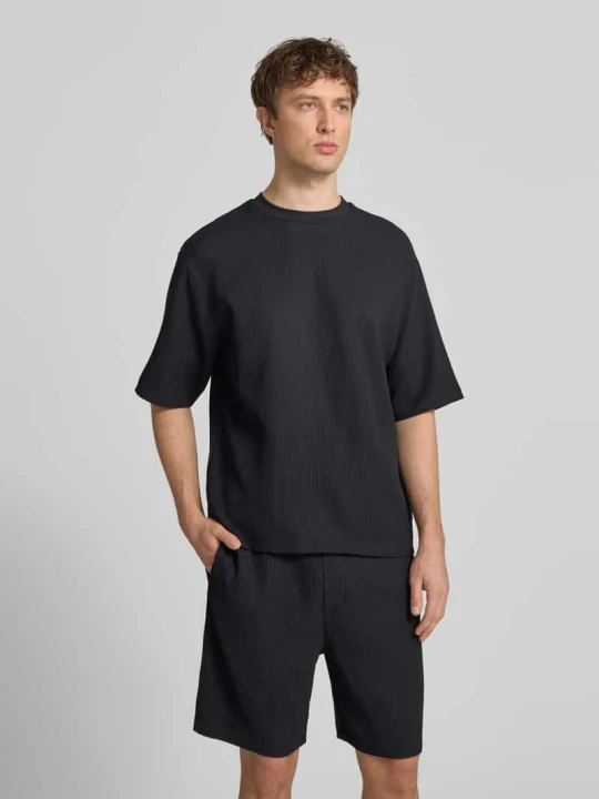 Zdjęcie produktu T-shirt o kroju regular fit w plisowanym wyglądzie REVIEW Czarny