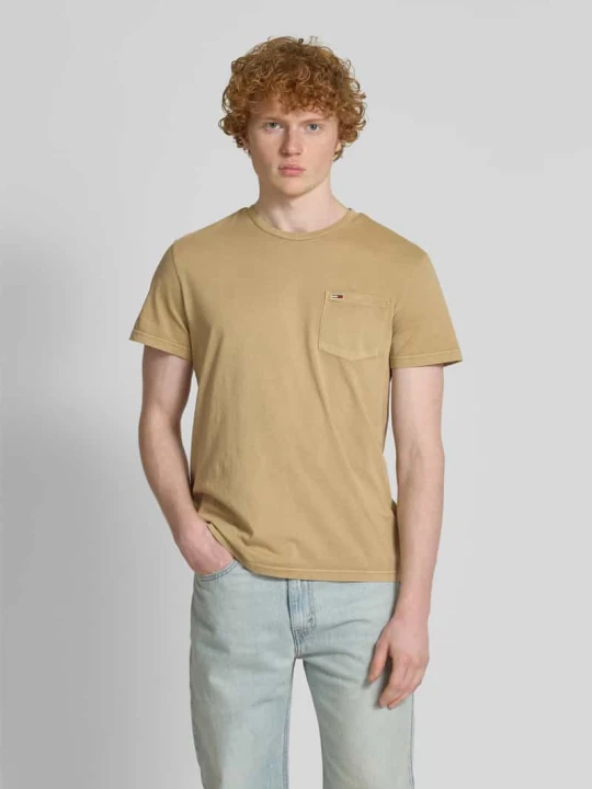 Zdjęcie produktu T-shirt o kroju regular fit z bawełny z kieszenią na piersi Tommy Jeans Beżowy