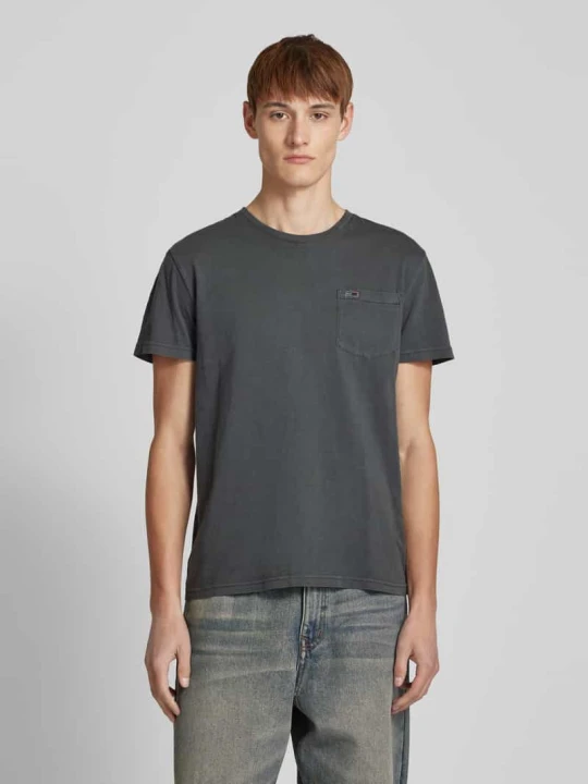 Zdjęcie produktu T-shirt o kroju regular fit z bawełny z kieszenią na piersi Tommy Jeans Czarny