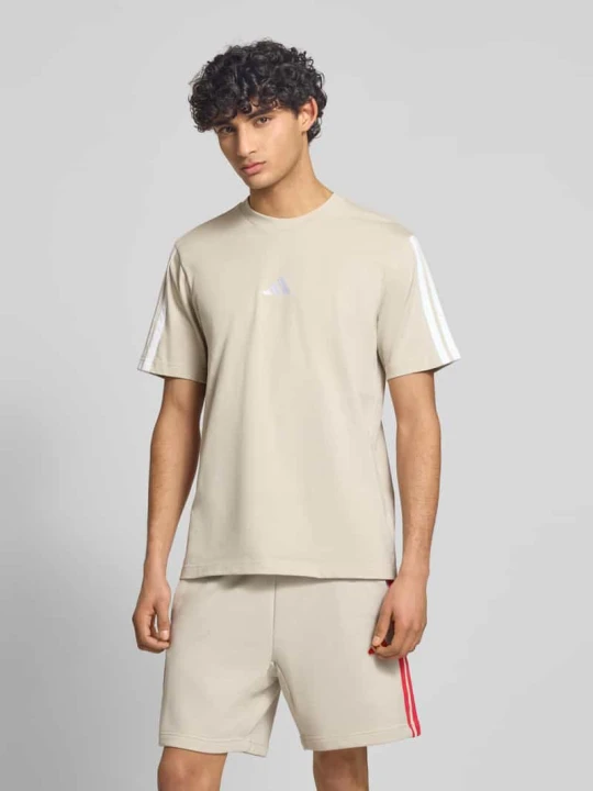 Zdjęcie produktu t-shirt o kroju regular fit z czystej bawełny Adidas Piaskowy