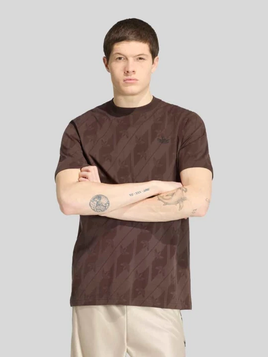 Zdjęcie produktu t-shirt o kroju regular fit z czystej bawełny z wzorem z logo na całej powierzchni adidas Originals Ciemnobrązowy