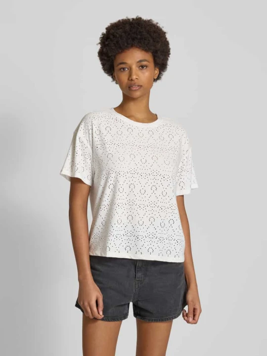 Zdjęcie produktu T-shirt o kroju regular fit z efektem podpalania model ‘ABBY’ Pieces Złamany biały
