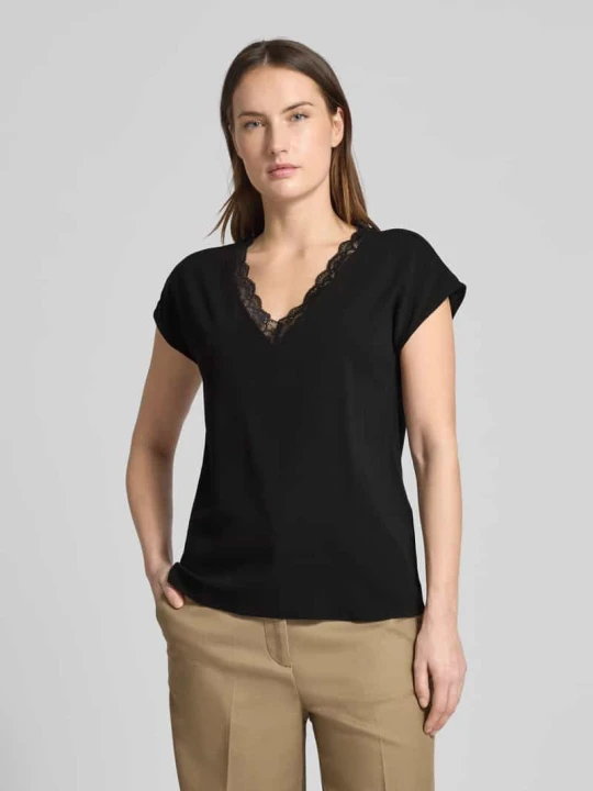 Zdjęcie produktu T-shirt o kroju regular fit z kołnierzem z koronki model 'BELLA' Vero Moda Czarny