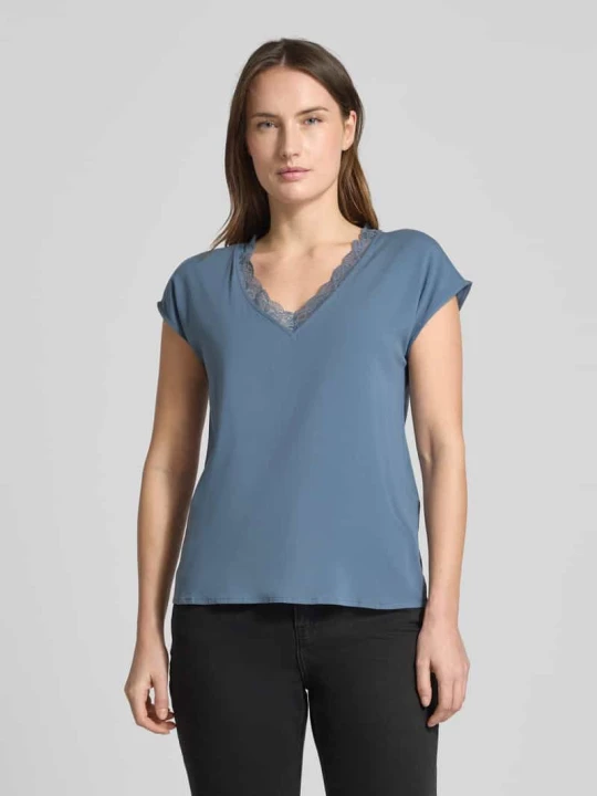 Zdjęcie produktu T-shirt o kroju regular fit z kołnierzem z koronki model 'BELLA' Vero Moda Błękitny
