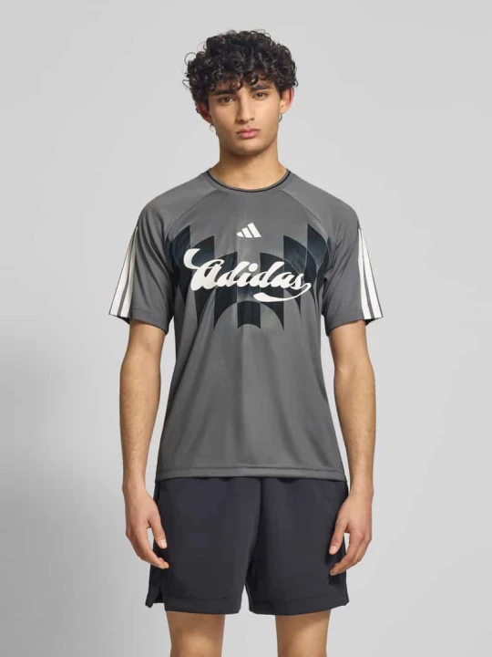 Zdjęcie produktu T-shirt o kroju regular fit z nadrukiem z logo Adidas Antracytowy