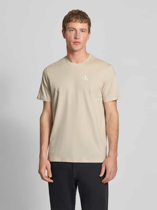 Zdjęcie produktu T-shirt o kroju regular fit z nadrukiem z logo Calvin Klein Jeans Piaskowy