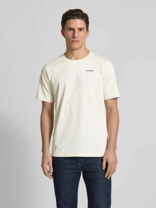 Zdjęcie produktu T-shirt o kroju Regular Fit z nadrukiem z logo KnowledgeCotton Apparel Złamany biały