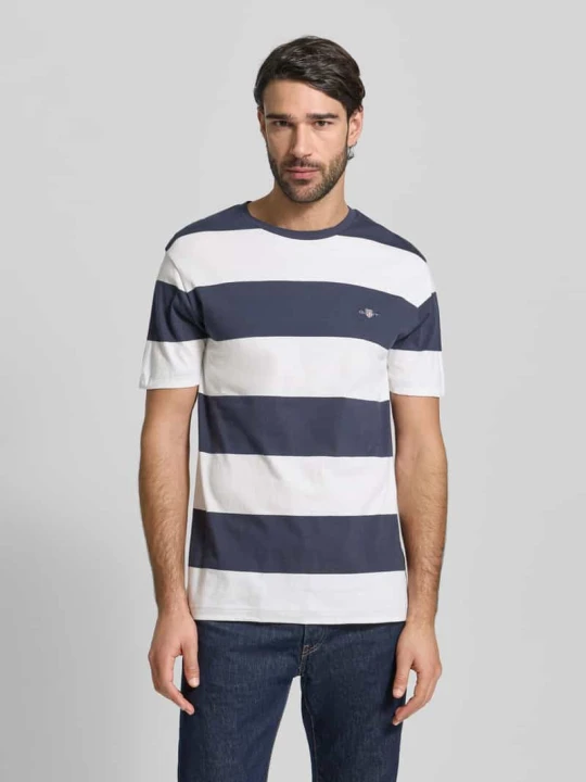 Zdjęcie produktu T-shirt z nadrukiem logo krój regular fit model 'BAR' Gant Złamany biały