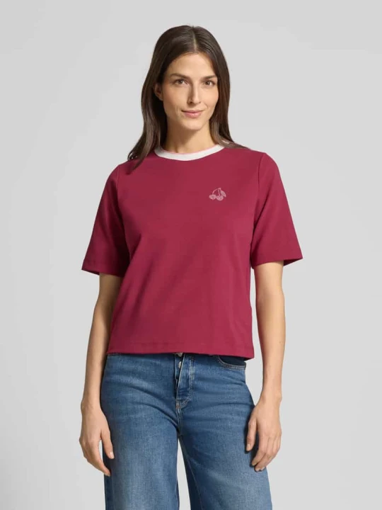 Zdjęcie produktu T-shirt o kroju regular fit z obszyciem z kamieni stras Marc Cain Wiśniowy
