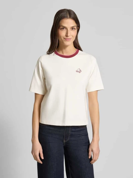 Zdjęcie produktu T-shirt o kroju regular fit z obszyciem z kamieni stras Marc Cain Złamany biały
