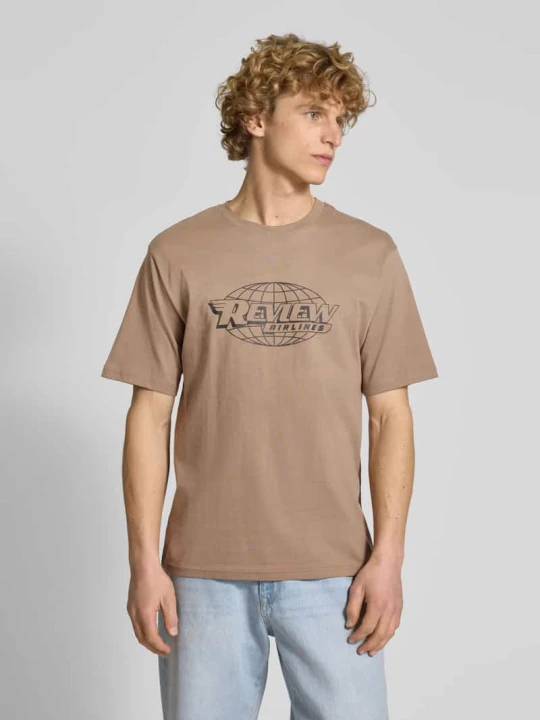 Zdjęcie produktu T-shirt o kroju regular fit z okrągłym dekoltem REVIEW Ziemisty brązowy