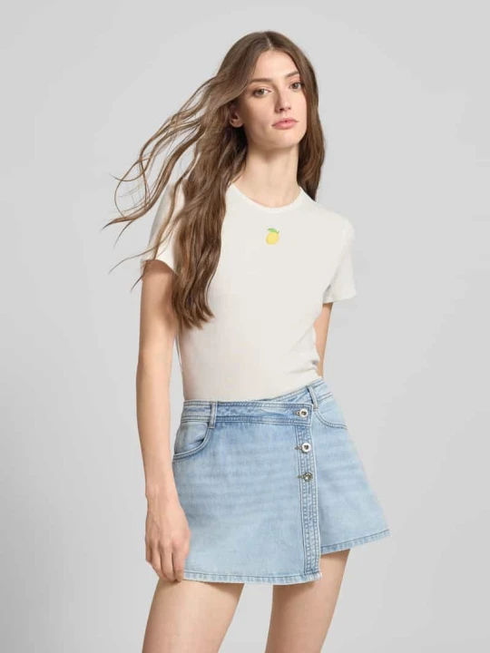 Zdjęcie produktu T-shirt o kroju regular fit z prążkowaniem model ‘DANIELLA’ Only Złamany biały