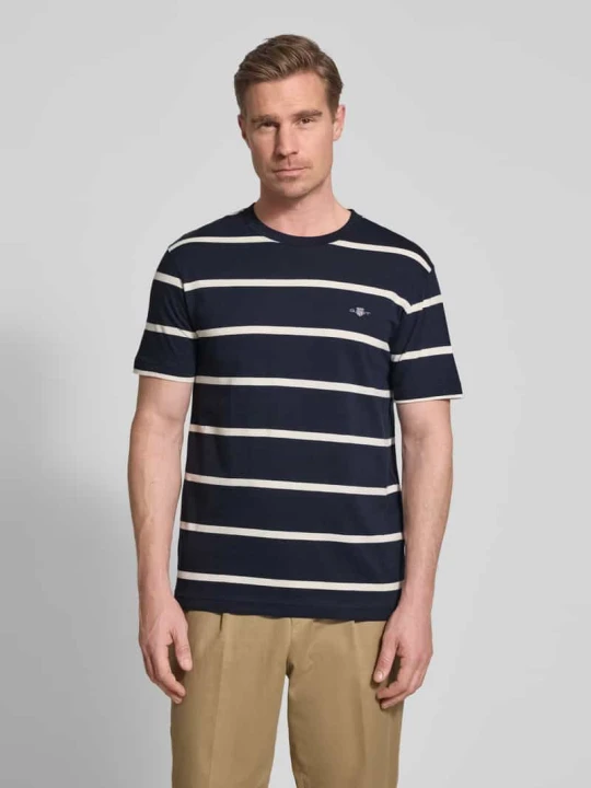 Zdjęcie produktu T-shirt o kroju regular fit z wyhaftowanym logo Gant Granatowy