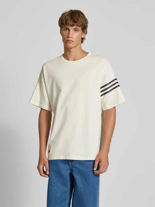 Zdjęcie produktu T-shirt o kroju regular fit z wyhaftowanym logo model ‘Neu’ adidas Originals Złamany biały
