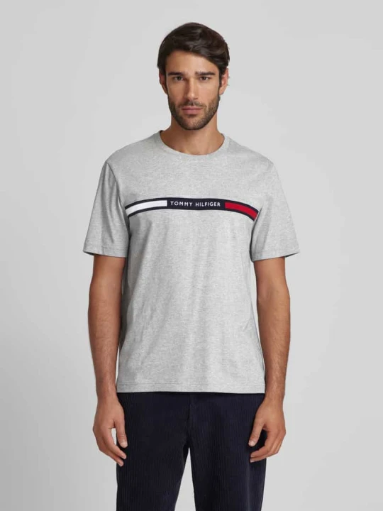 Zdjęcie produktu T-shirt o kroju regular fit z wyhaftowanym logo Tommy Hilfiger Jasnoszary
